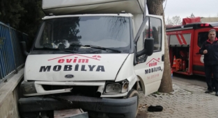 Otomobil ile kamyonet çarpıştı: 1 yaralı