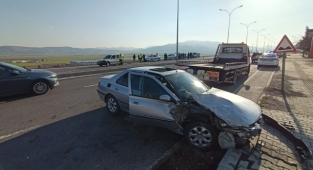 Otomobiliyle polis noktasına daldı: 1’i polis 3 yaralı