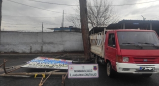 Reklam pano hırsızları yakalandı.