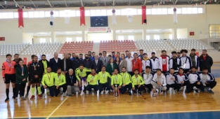 TÜSF Salon Futbolu 1. Lig Grup Müsabakalarında Dereceye Giren Takımlar Ödüllerini Üniversitemiz Rektörü Prof. Dr. Niyazi Can’ın Elinden Aldı