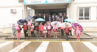 Ülkü Ocakları’ndan öğrencilere çanta ve şemsiye desteği