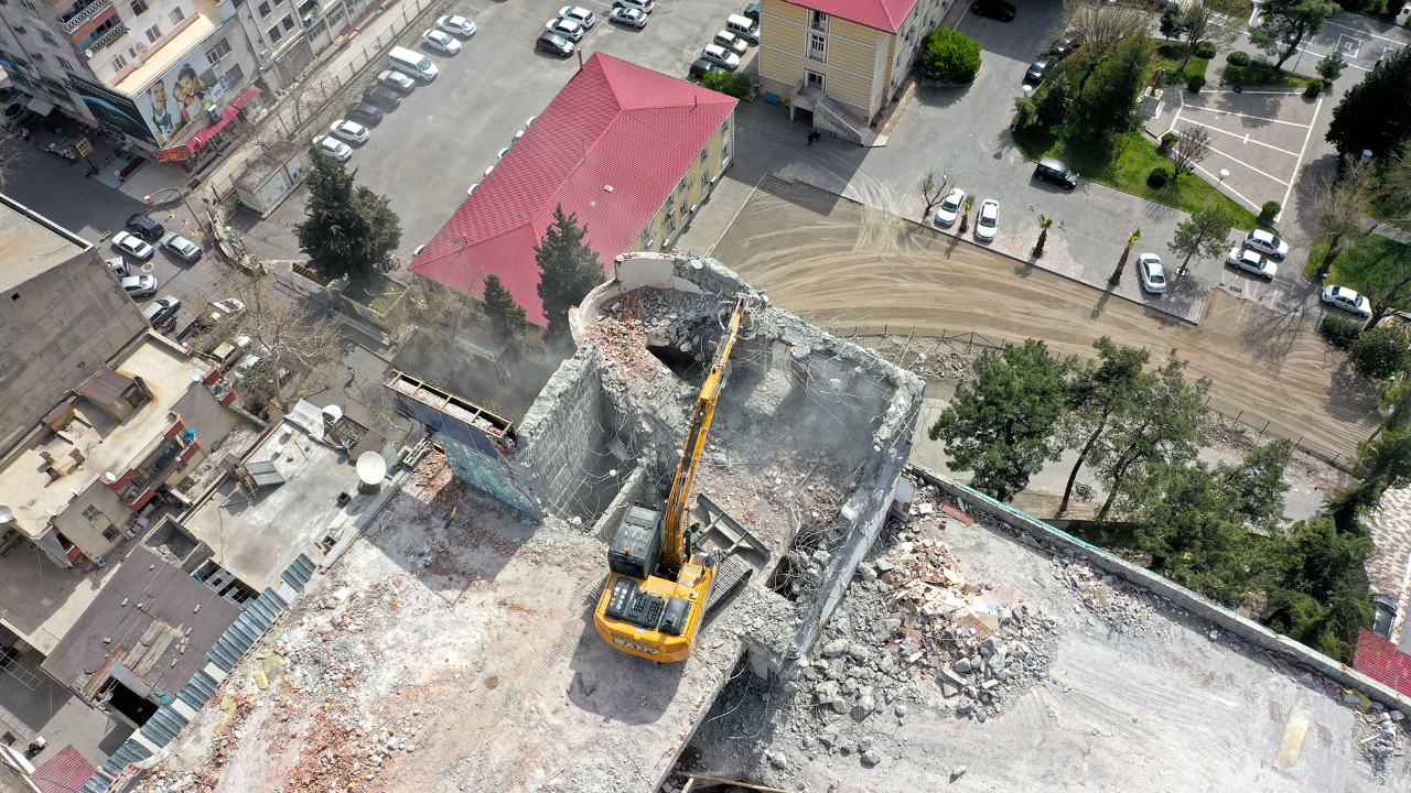 Başkan Güngör Şehir Meydanı çalışmalarını inceledi…