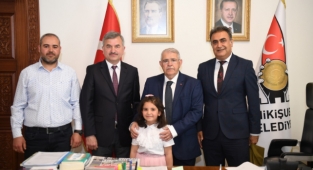 Başkan Mahçiçek koltuğunu minik Elif’e devretti