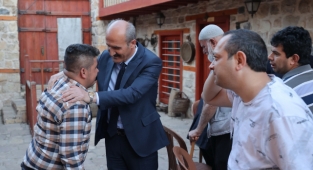 BAŞKAN OKAY BU İFTAR YEMEĞİYLE GÖNÜLLERİ FETHETTİ