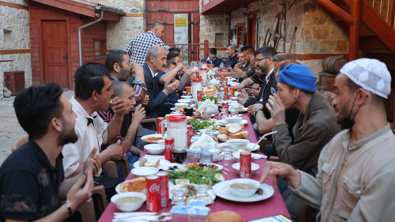 BAŞKAN OKAY BU İFTAR YEMEĞİYLE GÖNÜLLERİ FETHETTİ