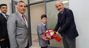 BAŞKAN OKAY MAKAMINI 6.SINIF ÖĞRENCİSİ RAMAZAN KURT’TA DEVRETTİ