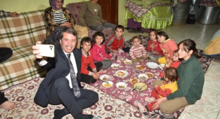 BAŞKAN OKUMUŞ; SÜPRİZLERLE ÇAT KAPI EV ZİYARETLERİNDE BULUNUYOR