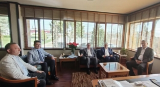 Güvenç, o mahallenin ihtiyacı için iş insanından söz aldı