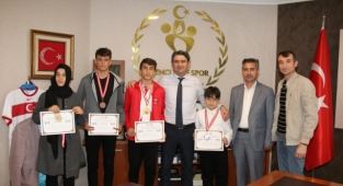 İL MÜDÜRÜ BOZ, ŞAMPİYONLARI MAKANINDA KABUL ETTİ
