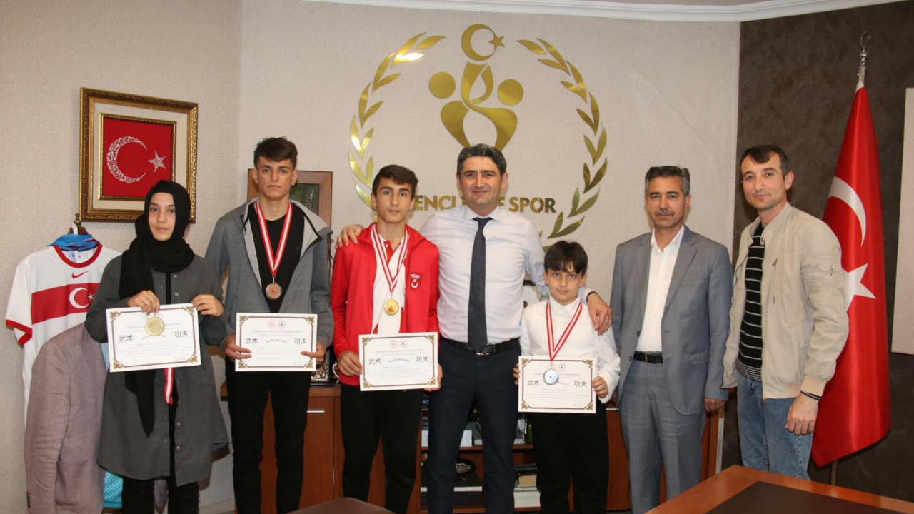 İL MÜDÜRÜ BOZ, ŞAMPİYONLARI MAKANINDA KABUL ETTİ