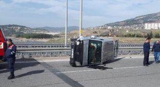 Kahramanmaraş’ta hafif ticari araç devrildi: 2 yaralı