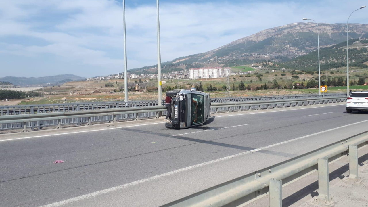 Kahramanmaraş’ta hafif ticari araç devrildi: 2 yaralı
