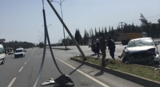 Kahramanmaraş’ta otomobil elektrik direğine çarptı: 6 yaralı