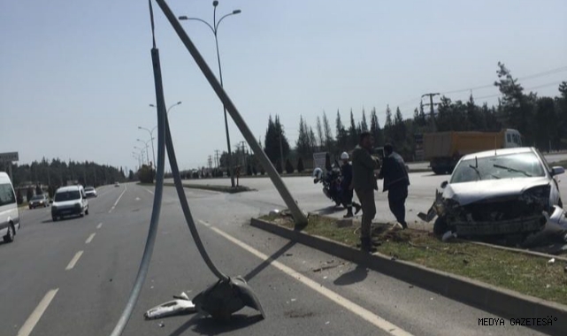Kahramanmaraş’ta otomobil elektrik direğine çarptı: 6 yaralı