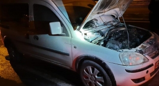 Kahramanmaraş’ta seyir halindeki hafif ticari araç alev aldı