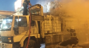 Kahramanmaraş’ta tekstil malzemesi yüklü kamyon yandı