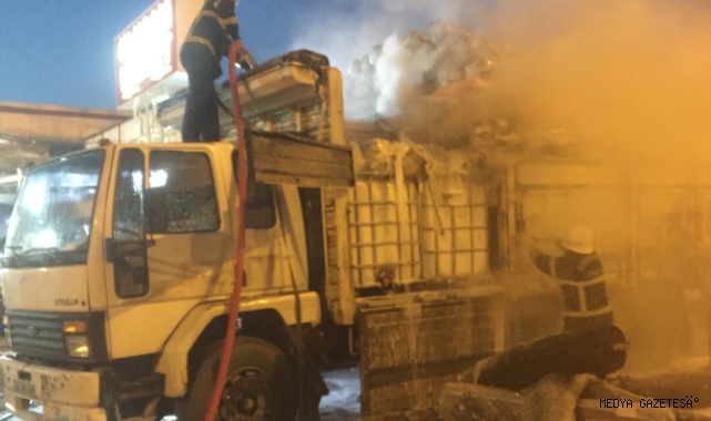 Kahramanmaraş’ta tekstil malzemesi yüklü kamyon yandı