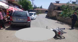 Motosikletiyle savrulan sürücü yaralandı