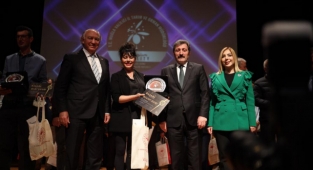 Muğla’ya Yerleşip Çiftçilik Belgesi Alan Ünlü Oyuncu Zeytincilikte Ödül Aldı