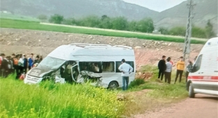 Öğrenci servisi ile motosiklet çarpıştı: 5 yaralı