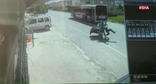 Otobüsten inen yayaya motosiklet çarptı