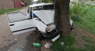 Otomobil ağaca ok gibi saplandı: 5 yaralı