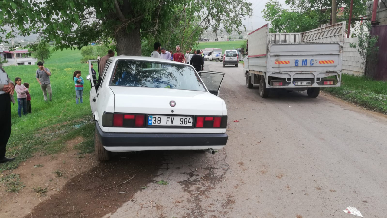 Otomobil ağaca ok gibi saplandı: 5 yaralı