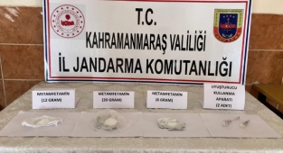 Seyir halindeki otomobilde uyuşturucu çıktı