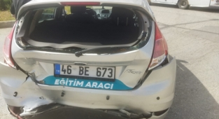 Sürücü adayının kullandığı otomobile arkadan çarptı