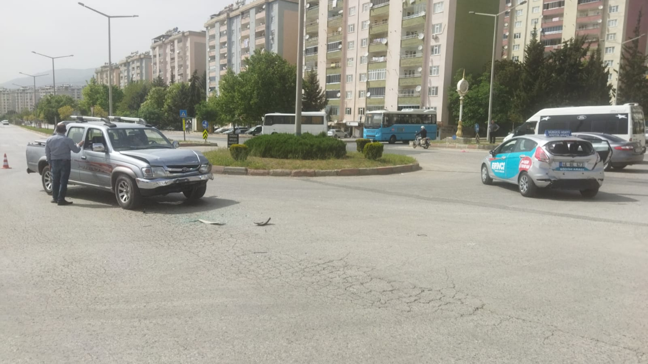 Sürücü adayının kullandığı otomobile arkadan çarptı