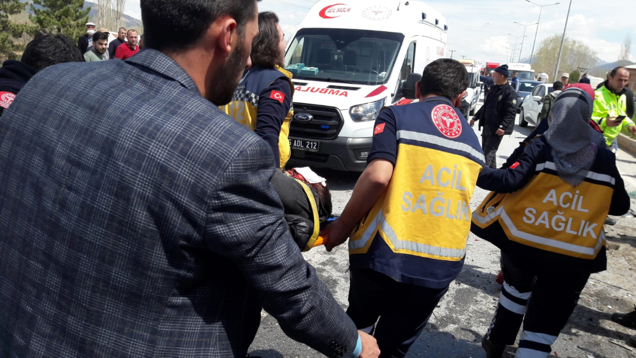 -Temizlik aracıyla çarpışan otomobil paramparça oldu