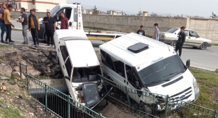 Trafik kazası sonrası otomobil su kanalı üzerinde askıda kaldı
