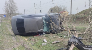 Türkoğlu’nda otomobil takla attı: 2 yaralı