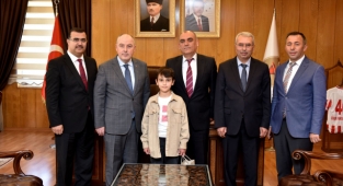 Vali Coşkun Koltuğunu Temsili Olarak 4. Sınıf Öğrencisi Ahmet Ali Haydaroğlu’na Bıraktı