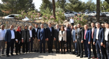 AK Parti Heyetinden Şairler Tepesine Tam Not