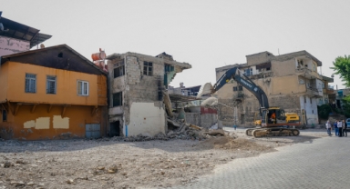 DULKADİROĞLU’NDA METRUK BİNALAR YIKILIYOR