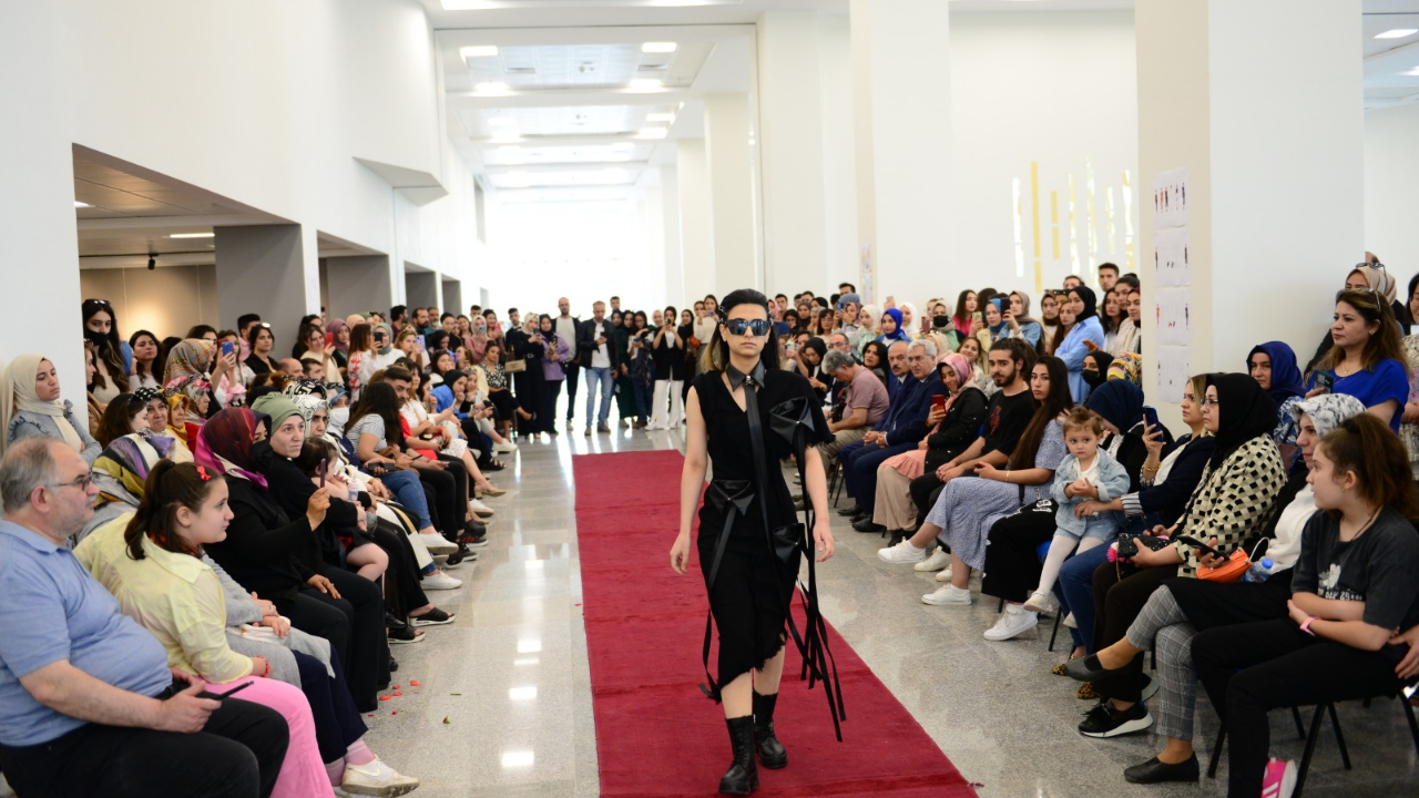 GSF Tekstil ve Moda Tasarımı Bölümü Öğrencilerinin Mezuniyet Defilesi Büyük Beğeni Topladı