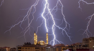 Günün fotoğrafı Kahramanmaraş’ta çekildi -Yıldırımlar geceyi gündüze çevirdi