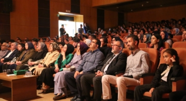 Kahramanmaraş’ta ‘Aşkın eşiğindeki derviş bizim Yunus’ tiyatro gösterisi büyüledi