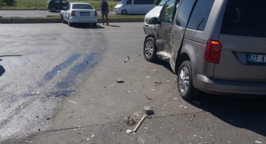 Kahramanmaraş’ta hafif ticari araç ile otomobil çarpıştı: 3 yaralı