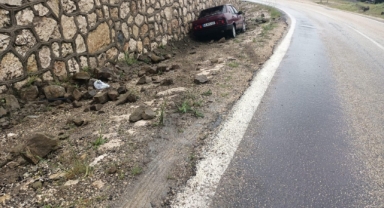 Kahramanmaraş’ta otomobil istinat duvarına çarptı: 2 yaralı