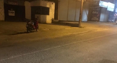 Motorlu bisikletiyle devrilen sürücü ağır yaralandı