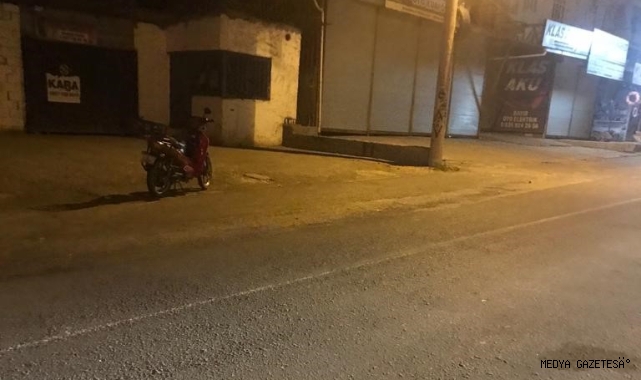 Motorlu bisikletiyle devrilen sürücü ağır yaralandı