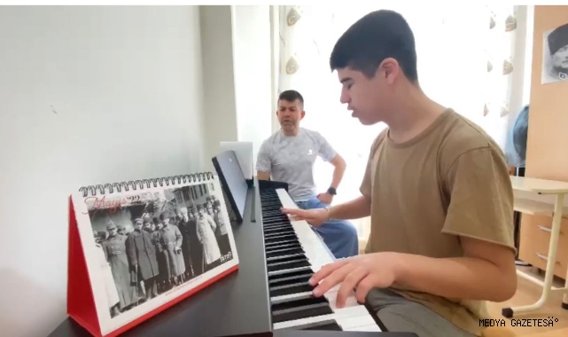 Otizmli Kubilay Atatürk’ü piyanosuyla andı
