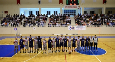 Pinhani Grubu Üniversitemiz Personel ve Öğrencilerinden Oluşan Basketbol Takımıyla Dostluk Maçı Gerçekleştirdi