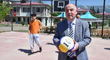 VALİ COŞKUN, 19 MAYIS ATATÜRK'Ü ANMA, GENÇLİK VE SPOR HAFTASI MÜNASEBETİYLE ÇOCUK EVLERİ SİTESİNDEKİ GENÇLERİMİZLE BİR ARAYA GELDİ