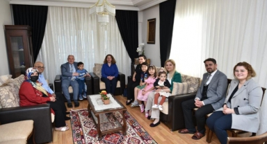 VALİ COŞKUNDAN AİLE HAFTASI MÜNASEBETİYLE DOBUR AİLESİNE ZİYARET