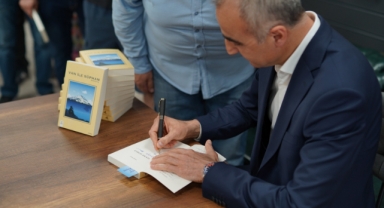 Yazar Savaş, okurlarıyla imza gününde buluştu
