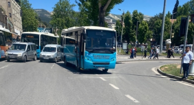 Yola fırlayan yayaya halk otobüsü çarptı