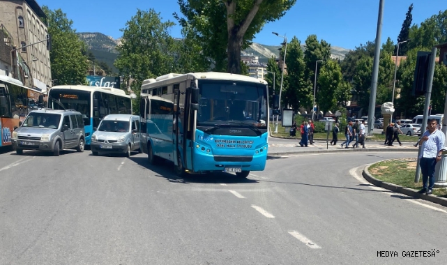 Yola fırlayan yayaya halk otobüsü çarptı